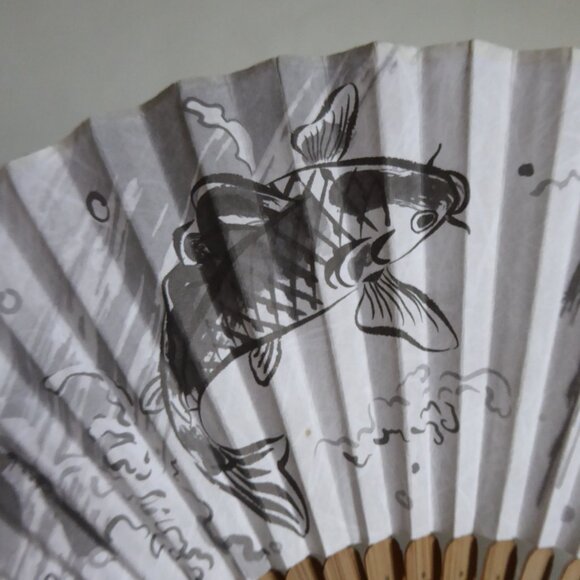 NEW JAPAN JAPANESE 8.25” KOI FISH CARP BAMBOO WOOD FOLDING HANDHELD FAN - Picture 5 of 8